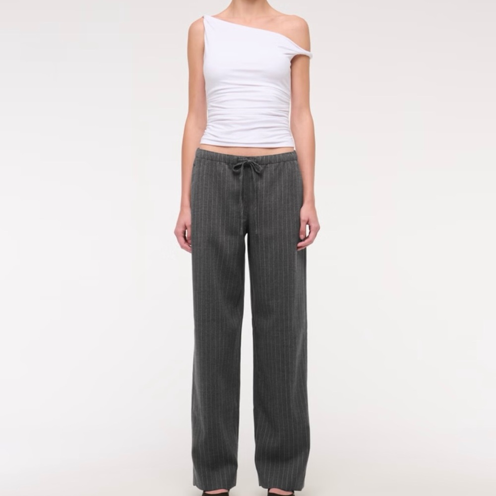 NWT New Abercrombie women’s Gray Pinstripe Pants Small S